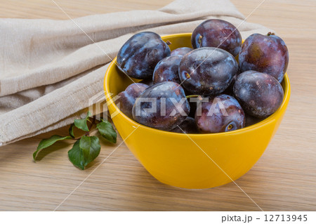 Ripe fresh plum Ripe fresh plum 12713945