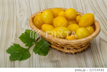 Yellow cherry tomatoes Yellow cherry tomatoes 12714582