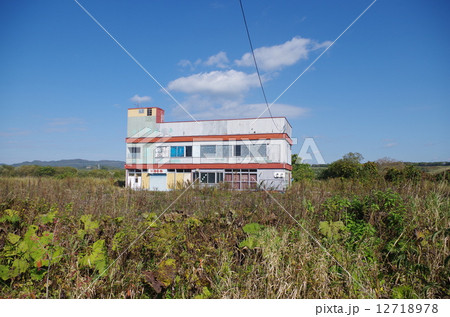 閉鎖された建物と草原 閉鎖された建物と草原 12718978