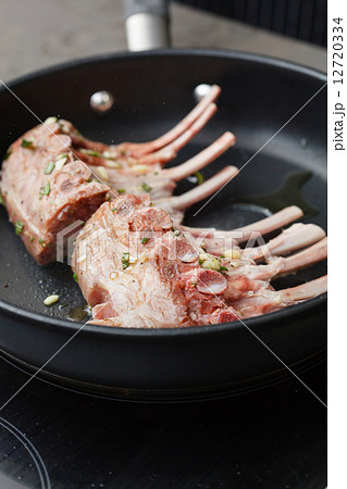 lamb chops on the pan 12720334