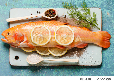 golden trout with lemon 12722396