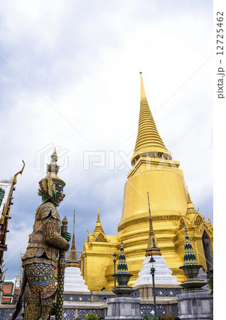 タイの王宮寺院 12725462