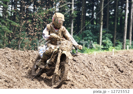 泥に塗れるロードレース 12725552