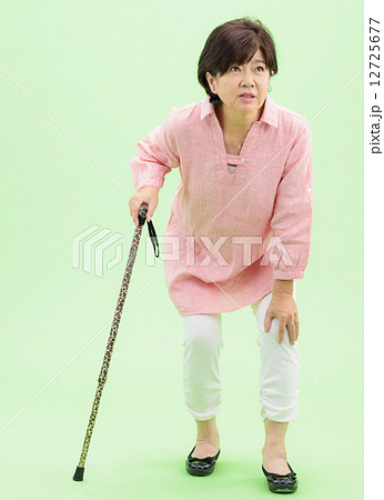 クロマキーを利用した切り抜きのためのポーズ素材ーカジュアルウェアーを着た、シニア女性のイメージ 12725677