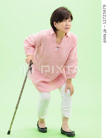 クロマキーを利用した切り抜きのためのポーズ素材ーカジュアルウェアーを着た、シニア女性のイメージ 12725679
