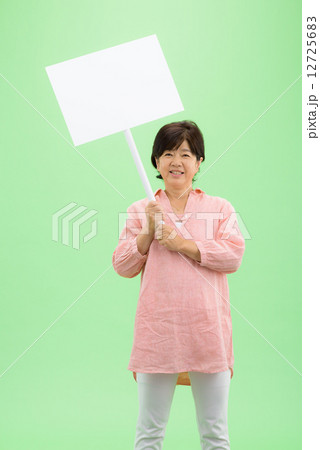 クロマキーを利用した切り抜きのためのポーズ素材ーカジュアルウェアーを着た、シニア女性のイメージ クロマキーを利用した切り抜きのためのポーズ素材ーカジュアルウェアーを着た、シニア女性のイメージ 12725683