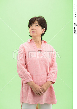 クロマキーを利用した切り抜きのためのポーズ素材ーカジュアルウェアーを着た、シニア女性のイメージ クロマキーを利用した切り抜きのためのポーズ素材ーカジュアルウェアーを着た、シニア女性のイメージ 12725686