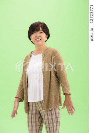 クロマキーを利用した切り抜きのためのポーズ素材ーカジュアルウェアーを着た、シニア女性のイメージ（秋冬） 12725771