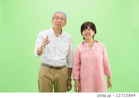 クロマキーを利用した切り抜きのためのポーズ素材ーカジュアルウェアーを着た、シニア夫婦イメージ（春・夏） 12725894