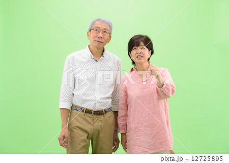 クロマキーを利用した切り抜きのためのポーズ素材ーカジュアルウェアーを着た、シニア夫婦イメージ（春・夏） 12725895