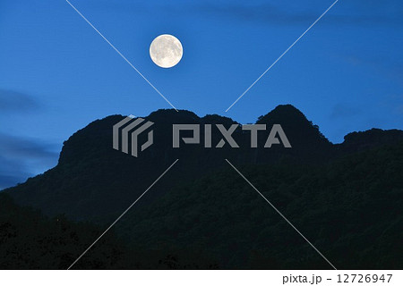 スーパームーンと八栗山 (香川県) スーパームーンと八栗山 (香川県) 12726947