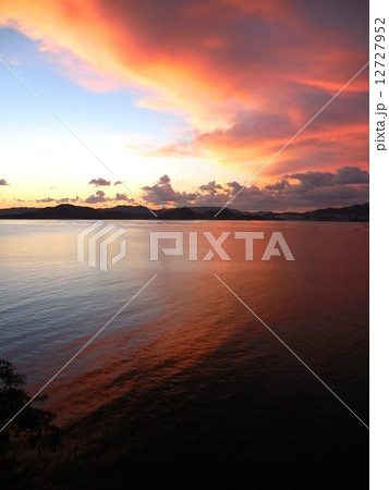 朝焼けの海６　（香川県志度湾） 12727952