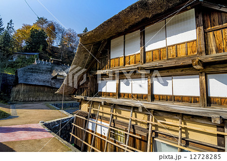 山形県・田麦俣の多層民家の雪囲いの準備 12728285