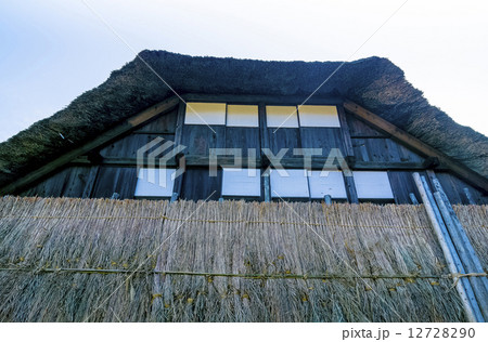 山形県・田麦俣の多層民家の雪囲いの準備 12728290