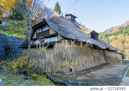 山形県・多層民家の田麦俣の雪囲いの準備 12728383