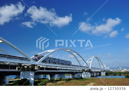 淀川に架かる鉄橋を渡る門真市行き大阪モノレール1000系 12730356