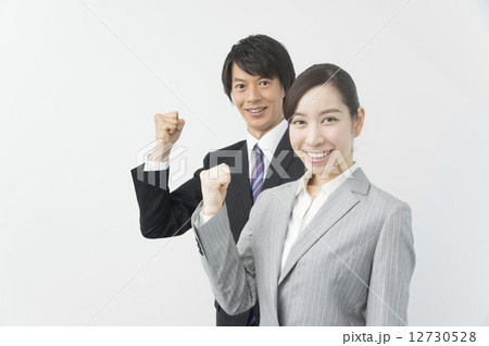 ガッツポーズをするビジネスパーソン 12730528