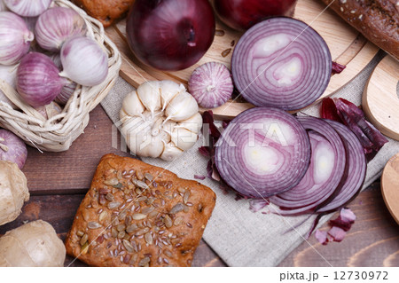 onion, bread and garlic 12730972