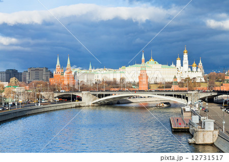 sunshine illuminates Moscow Kremlin in autumn sunshine illuminates Moscow Kremlin in autumn 12731517