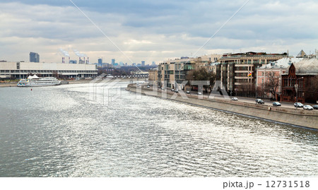 Bolotnaya embankment along canal of Moskva River 12731518