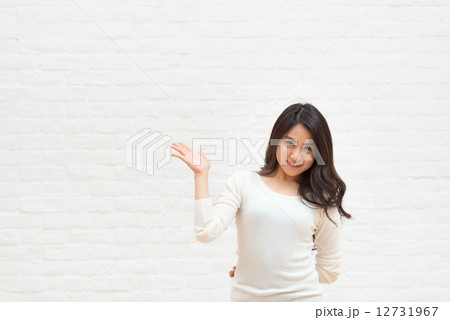 案内する女性 12731967