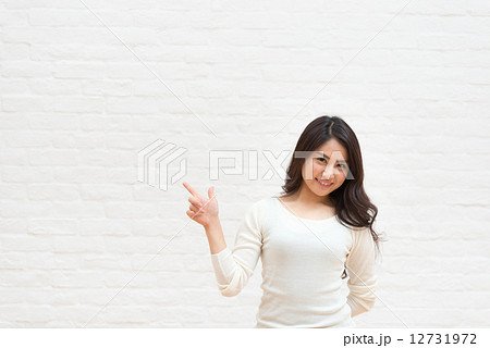 案内する女性 12731972