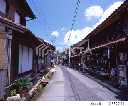 「世界文化遺産」石見銀山、大森銀山(大森町）の伝統的な町並み「国指定重要伝統的建造物群保存地区」 12732241