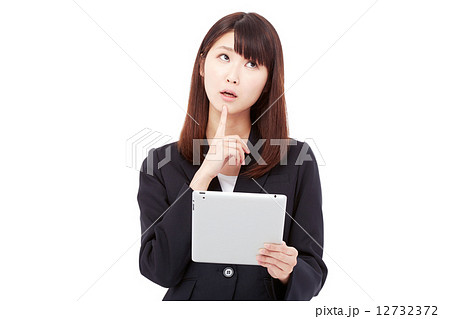 タブレットを持って考えるビジネスウーマン タブレットを持って考えるビジネスウーマン 12732372