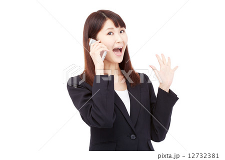 スマートフォンで通話しながら驚くビジネスウーマン スマートフォンで通話しながら驚くビジネスウーマン 12732381