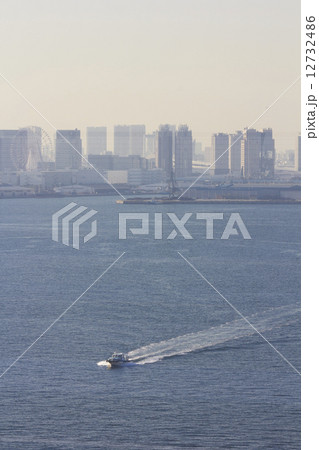 東京湾を走行する船 東京湾を走行する船 12732486