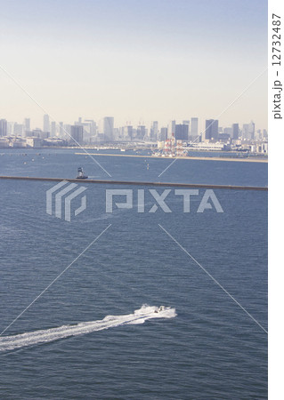 東京湾を走行する船 東京湾を走行する船 12732487