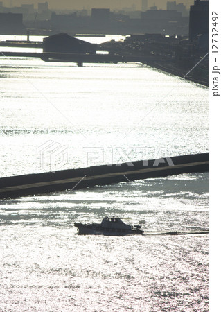 逆光の東京湾を走行する船 12732492