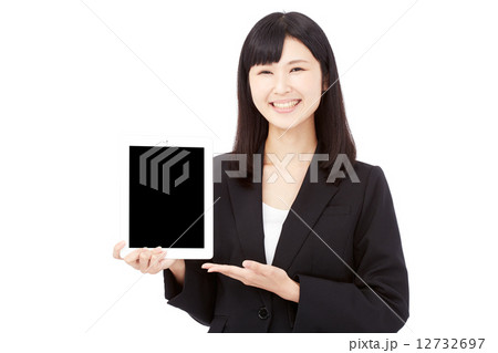 タブレットを見せて案内するビジネスウーマン タブレットを見せて案内するビジネスウーマン 12732697