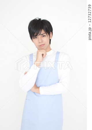 悩んでいる男性介護福祉士 12732739