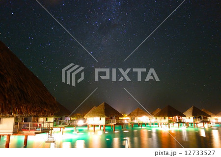 ボラボラ島 水上コテージと星空 ボラボラ島 水上コテージと星空 12733527