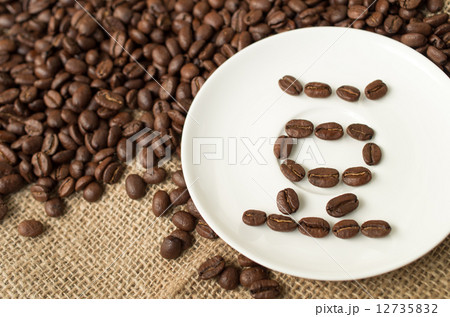 皿に並べられた豆の字　コーヒー豆　斜め 12735832