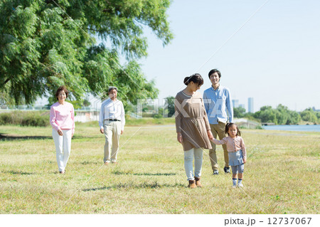 公園の家族 12737067