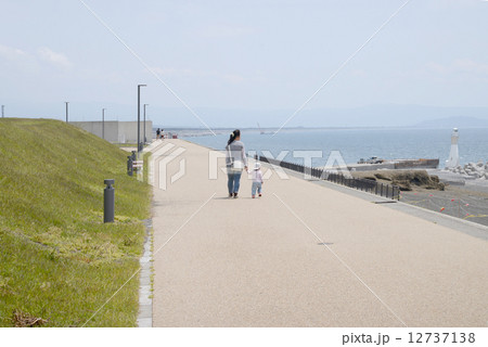 散歩の親子 散歩の親子 12737138