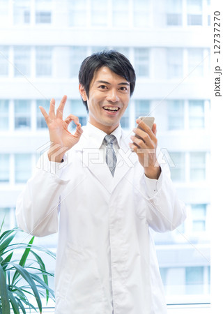 医師　スマホ　通話　嬉しい　OK　OKサイン 12737270