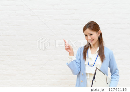カジュアル服のビジネスウーマン 12742116
