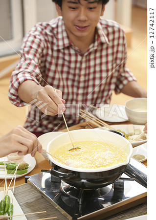 オイルフォンデュを食べる 12742117