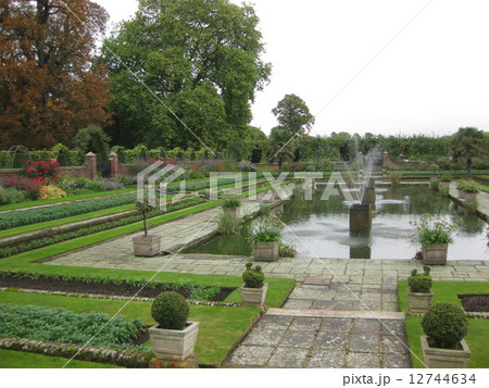 ロンドン ケンジントンパレスの庭園 ロンドン ケンジントンパレスの庭園 12744634