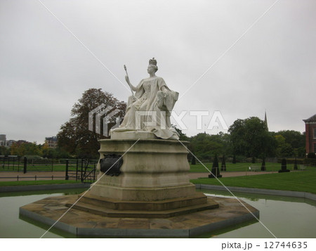 ロンドン　ケンジントンパレスのヴィクトリア女王の像 12744635