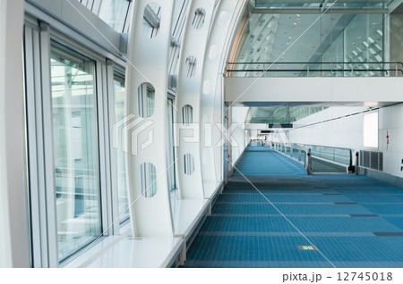 モダンなコンコース 12745018