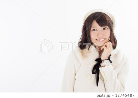 可愛らしい真っ白の冬服を着た女の子 可愛らしい真っ白の冬服を着た女の子 12745487