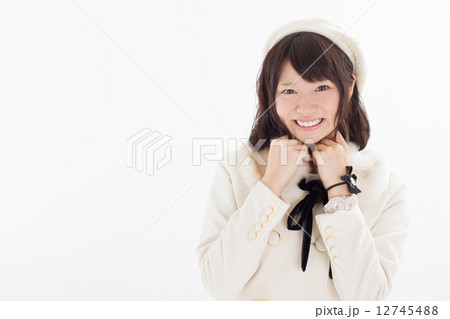 可愛らしい真っ白の冬服を着た女の子 可愛らしい真っ白の冬服を着た女の子 12745488