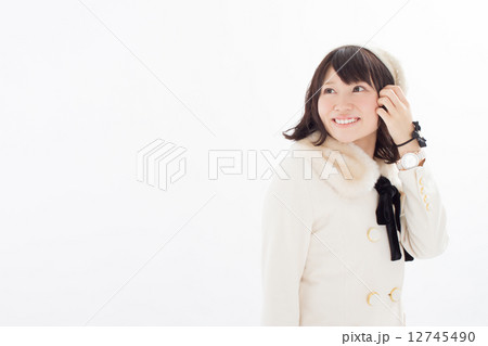 可愛らしい真っ白の冬服を着た女の子 12745490