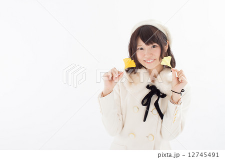 可愛らしい真っ白の冬服を着た女の子 可愛らしい真っ白の冬服を着た女の子 12745491