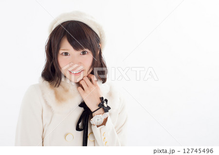 可愛らしい真っ白の冬服を着た女の子 可愛らしい真っ白の冬服を着た女の子 12745496