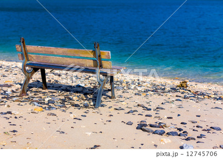 沖縄 塩屋中島の朽ちたベンチ 沖縄 塩屋中島の朽ちたベンチ 12745706